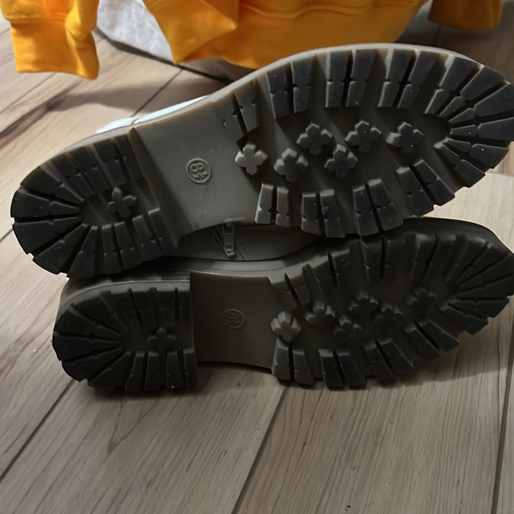 Boots - Picture 6 of 6